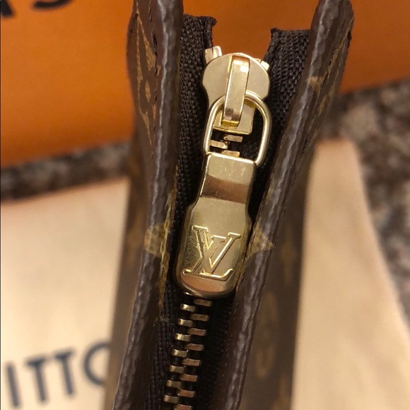 ❤️SOLD❤️ LV Toiletry pouch 19 - Picture 3 of 5